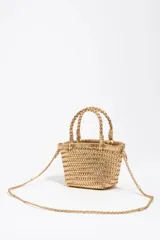 Bolso mini trenzado color dorado, con doble asa corta de mano y correa larga para el hombro. Incluye parche con logo grabado en el frente.