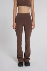 Calza larga marrón acampanada, de tiro alto y cintura con doble tela.