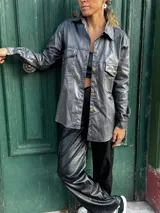 Campera de cuero sintético color gris plomo con acabado brillante.