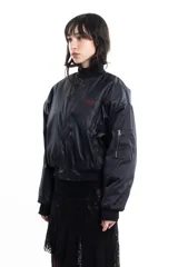 Campera bomber negra de tela satinada con bordado rojo en el pecho. Es reversible.