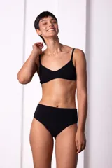 Soutien tipo triángulo confeccionado en algodón, con doble capa de tela en las copas y breteles regulables. Diseño básico y minimalista de calce cómodo.