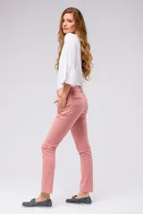 Pantalón de gabardina azul marino, de corte skinny y tiro medio, con bolsillos laterales y trabillas para cinturón.