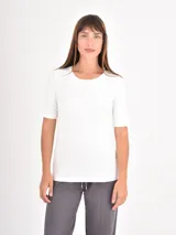 Remera de cuello redondo y manga corta, con un diseño básico y versátil de corte recto.