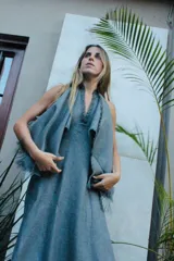 Vestido midi de lino color gris, con escote en V con detalles deshilachados, de corte recto y sin mangas.