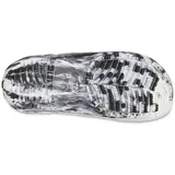 Sandalias Crocs Classic Slide con efecto jaspeado en blanco y negro.