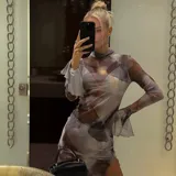 Minivestido ajustado de microtul con estampado abstracto en tonos grises y blancos, escote en V y mangas largas acampanadas.