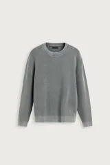 Sweater de punto canalé color gris con efecto lavado, cuello redondo, manga larga y calce relaxed fit, con terminaciones en rib.