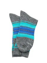 Medias de caña alta de tejido grueso color gris melange, con diseño de franjas horizontales en tonos azules y celestes en la pantorrilla y el empeine.