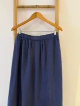 Falda larga color gris topo, de lino, con cintura elastizada y lazo lateral.