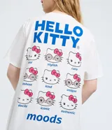 Remera de algodón color blanco con cuello redondo y mangas cortas. Presenta un estampado frontal con el personaje Hello Kitty, estrellas y la inscripción 'Hello Kitty Style Reference'.