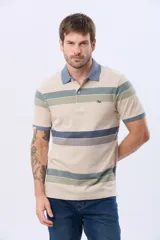 Remera polo de piqué con rayas horizontales en beige, verde, azul y gris. Cuello y puños en azul. Logo bordado en el pecho.