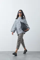 Sweater de punto con textura tramada, color azul marino, de silueta relajada y mangas abullonadas con puños ajustados.