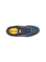 Championes Caterpillar modelo Pause, de estilo retro y minimalista. Confeccionados en una combinación de cuero y gamuza en color azul marino, cuentan con cordones al tono, logo de la marca en el lateral y lengüeta, y suela de goma blanca con textura en relieve.