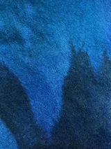 Almohadón cuadrado de lana color beige, con diseño geométrico en relieve. Relleno con funda de algodón, guata y restos textiles.