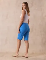 Bermuda color beige de gabardina elastizada, marca Ruby Rd. Tiene pretina ancha elastizada, bolsillos simulados en la parte delantera y bolsillos aplicados en la parte trasera.
