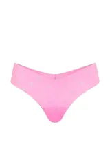 Bombacha tipo tanga de microfibra color rosado con estampado metalizado de monogramas, de tiro bajo y diseño sin costuras.