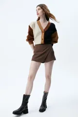 Minifalda marrón cruzada en el frente con cierre lateral invisible.