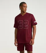 Bermuda deportiva para hombre, color bordó, con tecnología Dry que facilita la evaporación del sudor. Presenta cintura elástica con cordón interno, bolsillos y estampa lateral con lettering.