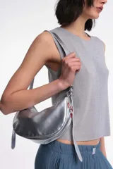 Top tejido sin mangas con hilo de lurex, color gris, de corte recto y escote redondo.