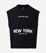 Musculosa masculina de corte boxy fit, confeccionada en algodón. Presenta cuello redondo, hombros ligeramente ampliados y acabado deshilachado en el ruedo. Cuenta con estampa frontal con la frase 'Urban Scene Trends' y el texto 'New York Manhattan 1974' en el centro.