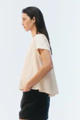 Remera negra de corte evasé y largo corto, con escote redondo y mangas cortas.