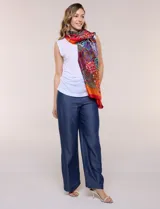 Pashmina rectangular de satén con acabado brillante y caída fluida, con un diseño de estampa gráfica multicolor en toda la superficie y terminaciones con dobladillo fino.