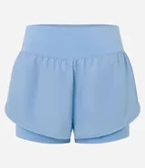 Bermuda deportiva tipo runner de microfibra color azul marino, con cintura elástica, bolsillo con cierre y diseño holgado con bajo redondeado.