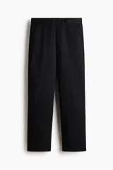 Pantalón de sarga de algodón con corte relajado, cierre de botón y cremallera, bolsillos laterales al bies y bolsillos traseros con botón.