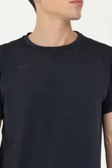 Remera deportiva azul marino de poliéster y elastano, corte clásico y tecnología Drifit.