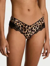 Tanga de tiro bajo con estampado animal print de leopardo, confeccionada en microfibra con detalles de encaje negro en los laterales y aberturas con diseño en capas.