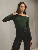 Pantalón de eco cuero negro, marca Elan, con pretina, cierre y broche interno. Presenta costura frontal en la pierna y bolsillos simulados en la parte trasera.