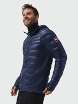 Campera inflable con capucha Canada Goose modelo Hybridge Lite Hoody, color azul marino.