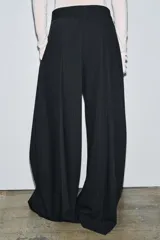 Pantalón de tiro medio ZW Collection con estampado de raya diplomática, bolsillos laterales ocultos y detalle de pinzas delanteras. Pierna ancha y cierre frontal con cremallera, botón y ganchos metálicos.