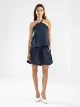 Short de lino italiano color blanco con hilo metalizado, de corte relajado y talle medio.