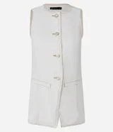 Chaleco largo color crudo confeccionado en sarga de algodón, con cuello redondo, cierre abotonado, bolsillos delanteros y cintura ajustada.