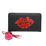 Billetera negra con estampado rojo con la frase "Oreiro Love". Incluye llavero con el mismo diseño.
