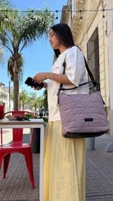 Cartera capitoneada color beige, con diseño geométrico y asa resistente. Amplia y cómoda, ideal para el uso diario.