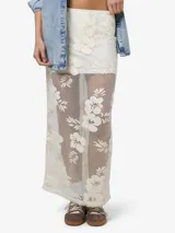 Falda larga color crudo con diseño de encaje floral, corte recto y cintura elástica.