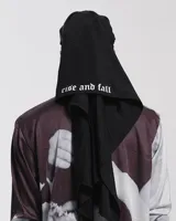 Gorra con visera curva y sistema de ajuste trasero. Incluye pañuelo integrado de seda con estampado abstracto en tonos grises y blancos.