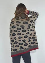 Sweater gris con estampado animal print en azul marino, cuello alto con cordón ajustable y puños y ruedo en color bordó.