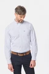 Camisa de vestir celeste con finas rayas verticales blancas, de corte clásico, manga larga y cuello abotonado.