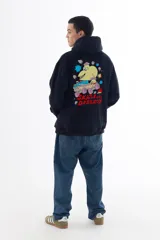 Buzo hoodie negro con capucha y bolsillo canguro. Estampado trasero con un monstruo caricaturesco en skate y la frase "Skate and Destroy". Logo VERNAL CLUB en el pecho.