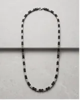Collar de acero con diseño de eslabones entrelazados de estilo bizantino en tonos negro y plateado.
