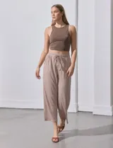 Pantalón negro de corte ancho, con pretina elastizada y lazo de ajuste.