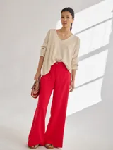 Pantalón negro de pierna ancha con tiro medio alto y pretina elastizada en la espalda. Presenta bolsillos plaque en delantera y espalda.