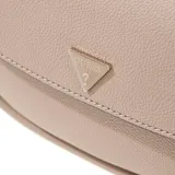 Cartera tipo bandolera Guess modelo Danya, color gris topo, con estructura redondeada y solapa frontal con logo triangular metálico. Incluye correa ajustable y desmontable.
