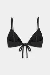 Conjunto de bikini sin aro color negro con brillo metalizado, compuesto por un corpiño de corte triangular con tirantes finos y una bombacha clásica de cobertura moderada.