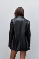 Blazer de cuero sintético negro con solapas clásicas, cierre de un botón y bolsillos frontales con solapa.