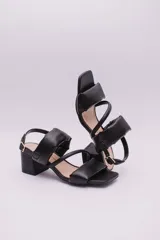 Sandalias color crema con tiras acolchadas y taco cuadrado.