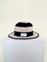 Gorro tipo bucket tejido a crochet a mano, con hilo 100% algodón, con diseño a rayas horizontales en color marrón y beige.